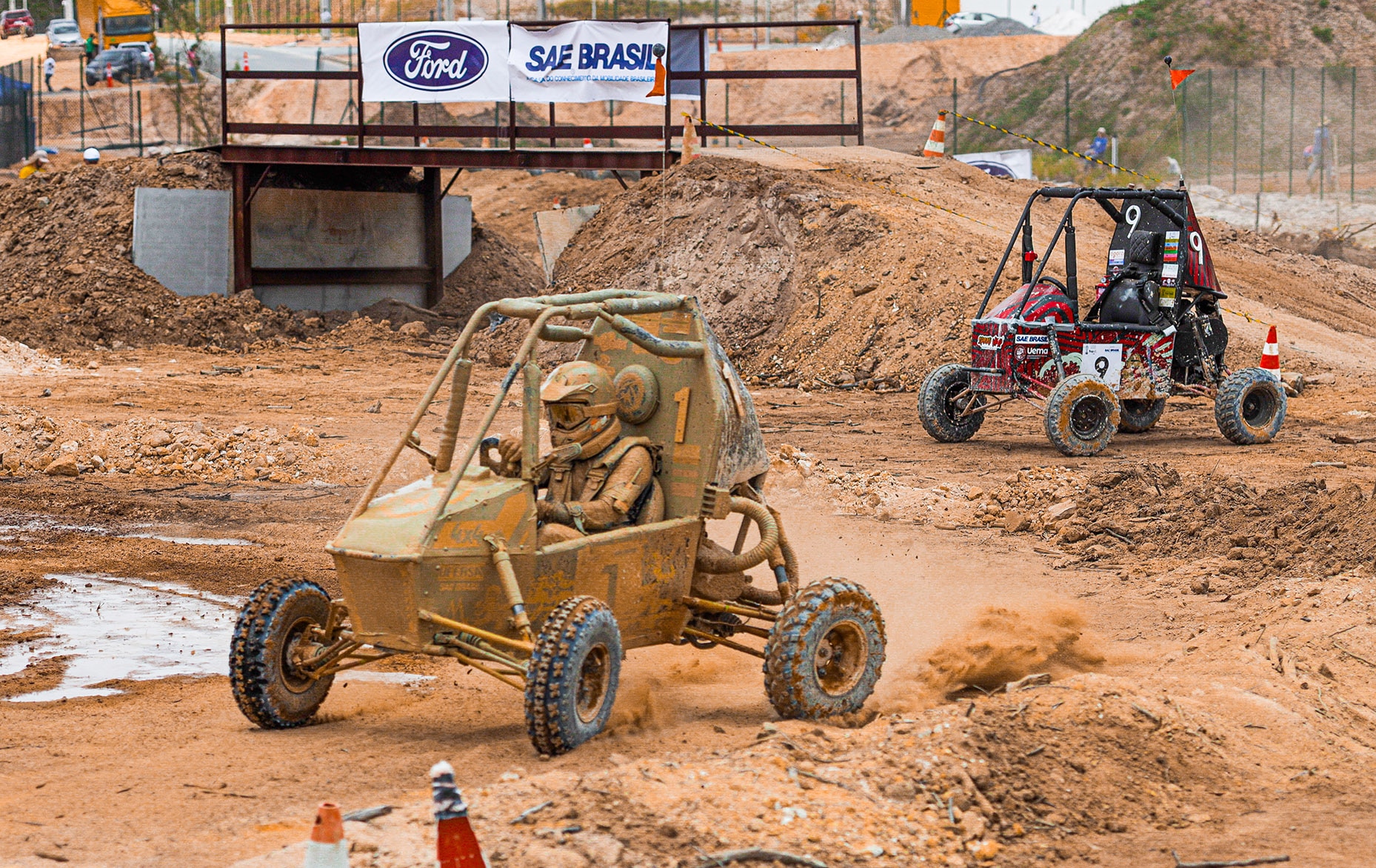 Carros off-road construídos por estudantes de engenharia no Baja SAE Brasil